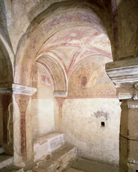 Vista de los frescos carolingios en la cripta interior, c.858