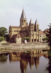 Vista de la Iglesia de Notre-Dame, siglos XI-XII