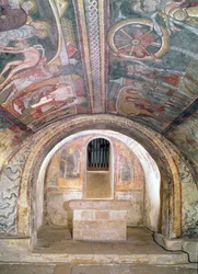 Vista de la cripta y la leyenda de San Savin y San Cipriano