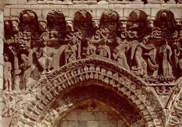Vista de la fachada oeste, detalle que representa a los profetas, la Anunciación y el Pecado Original