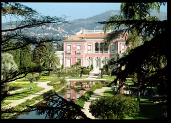 Vista de la fachada y jardines de la Villa Ile-de-France, construida en 1905-12