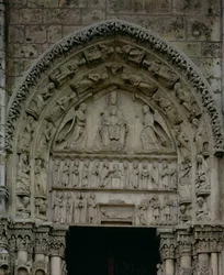 Vista del tímpano que representa a la Virgen y el Niño entronizados, Puerta Sur del Portal Real