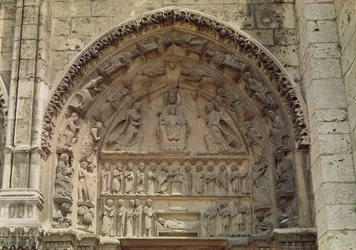 Vista del tímpano que representa a la Virgen y el Niño entronizados, Puerta Sur del Portal Real, c.1145-50