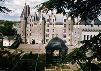 Vista de la fachada oeste del castillo restaurado construido c.1465 para Jean Bourre, ministro de Luis XI de Francia
