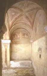 Vista de la parte occidental de la cripta con pinturas murales que representan dos episodios del Martirio de San Esteban