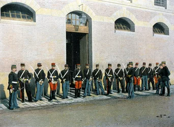 Clases de marcha: los guardias republicanos recién admitidos son suboficiales; reanudan sus clases a pie bajo la dirección de un teniente - en “Álbum Militar” - Legión de la Guardia