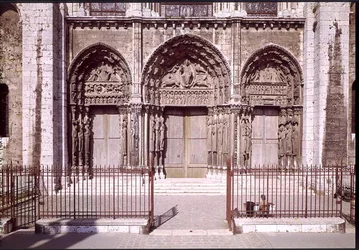 Fachada oeste con las tres puertas del Portal Real que representan (de izquierda a derecha) la Ascensión, Cristo en Majestad con los Símbolos de los Evangelistas y los Apóstoles y la Madonna y el Niño entronizados, c.114