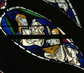 Ventana E3 que representa ángeles músicos con sacabuche y salterio