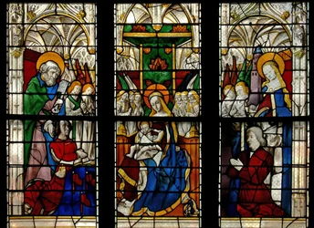 Ventana E3 que representa a la Virgen y el Niño entronizados: también los donantes con sus santos patronos (San Pedro y Santa Bárbara)