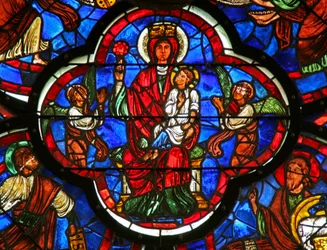 Ventana representando a la Virgen María y el Niño en el centro de la ventana rosa este