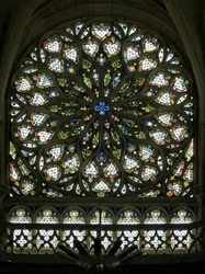 Ventana rosa sur, construida a principios del siglo XVI, contiene gran parte de su vidrio decorativo original, aunque fue muy restaurada en 1865