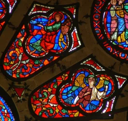 Ventana Ww que representa a un ángel músico con una trompeta y otros ángeles