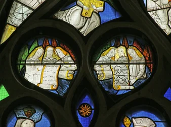 Ventana que representa coro de ángeles con partituras musicales (vidriera)
