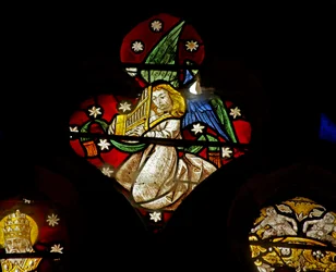 Ventana que representa Ángel músico con órgano (vidriera)