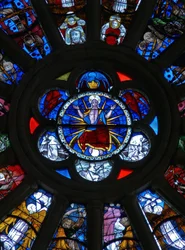 Ventana que representa a Cristo con tres ángeles y tres almas