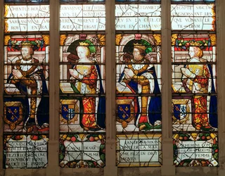 Ventana que representa a Jacques de Bourbon (1315-61) Conde de la Marche, Jeanne de Chatillon-Saint-Pol (m.1371) Jean I de Bourbon (1361-94) y Catherine, Condesa de Vendome