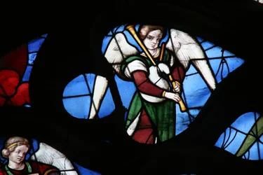 Ventana que representa a un Ángel Musical