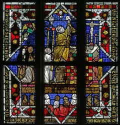 Ventana que representa a un Sacerdote elevando la Hostia y las Almas en el Purgatorio