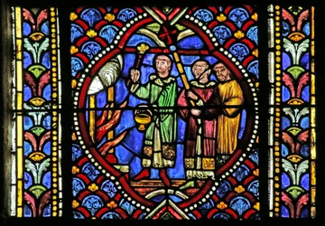 Vidriera que representa una escena de la vida de San Artheme: Un incendio en la ciudad de Clermont requiere el traslado de las reliquias del santo. Una procesión lleva el relicario y llega al incendio