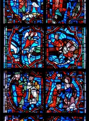 Ventana que representa escenas de la infancia de Cristo, incluyendo a los Magos siendo advertidos en su sueño, y los Magos con la Virgen y el Niño