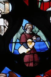 Ventana que representa a un Ángel Musical