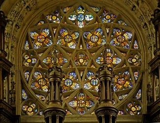 Ventana que representa la ventana rosa, soles flamígeros (vidriera)
