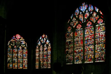 Ventana que representa el extremo este de la iglesia con la ventana principal en el centro