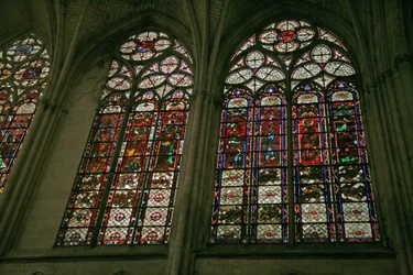 Ventana que representa el lado norte del coro con las ventanas de banda de vitrales del claristorio