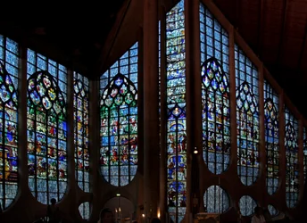 Ventana que representa las ventanas restauradas originalmente de la iglesia de San Vicente