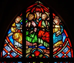 Ventana w0 que representa Pentecostés: la Virgen y cuatro Apóstoles