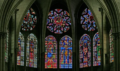 Ventana w100 con una vista de las ventanas del triforio en el extremo este del coro de la catedral