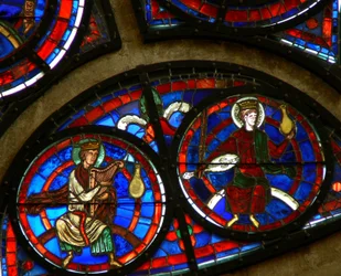 Ventana que representa a los Ancianos del Apocalipsis con instrumentos musicales