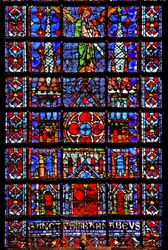 Ventana w107 que representa la iglesia catedral de Therouanne
