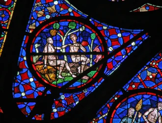 Ventana w115 que representa a Adán y Eva bajo un árbol con animales y aves