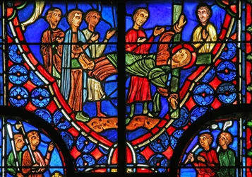 Ventana w11 que representa a San Andrés atado a su cruz y predicando a la multitud