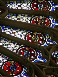 Ventana w121 que representa a obispos, reyes, mártires en una sección de la ventana de rosetón
