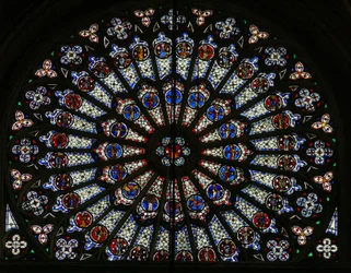 Ventana w121, la ventana de rosetón norte, que representa a Apóstoles, Evangelistas, obispos, reyes, mártires, San Pedro y San Pablo (ventana de rosetón - interna)