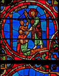 Ventana w12 con una escena de la leyenda de San Juan: el santo y la copa envenenada: San Juan sobrevive y revive a los 3 hombres envenenados