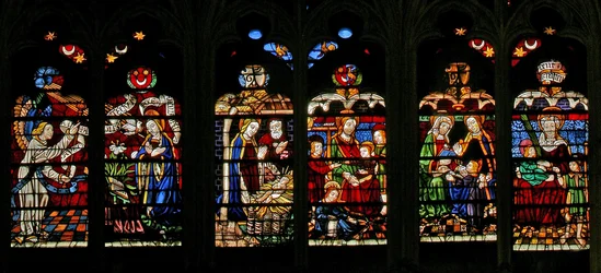 Ventana w132 que representa la Anunciación, Natividad: María Cleofás con Santiago el Menor: María Salomé con San Juan: Santa Ana con la Virgen como Trinidad
