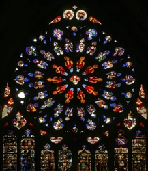 Ventana w135 con Dios, serafines, ángeles músicos y diez de los Apóstoles. Los lancetas inferiores contienen figuras del siglo XVI tardío, los santos patronos de los entonces canónigos: San Jaime, San Cristóbal, San Carlomagno