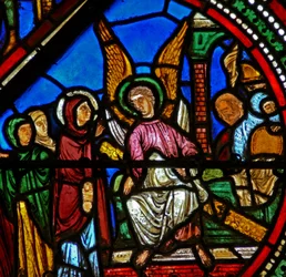Ventana w15 que representa una escena de la Resurrección: las Santas Mujeres en la Tumba