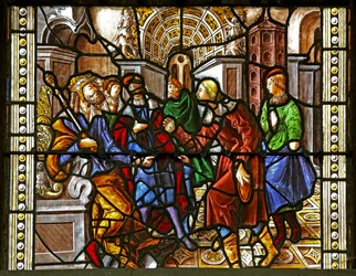 Ventana w16 que representa a Santo Tomás en India invitado a la boda de Pelagio, golpeado por un sirviente que a su vez es devorado por un león. Un perro trae el brazo del sirviente