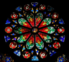 Ventana w17 que representa una rosa con diseño naturalista