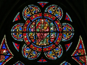 Ventana w200 que representa una roseta: Cristo rodeado por símbolos de los Evangelistas