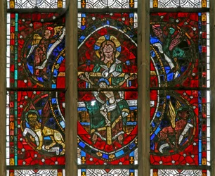 Ventana w200 que representa la Trinidad rodeada por los emblemas de los Evangelistas