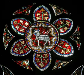 Ventana w202 que representa el Agnus Dei