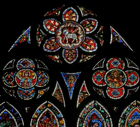 Ventana w202 que representa las luces de tracería con dos ángeles y el Agnus Dei