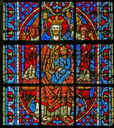 Ventana w203 que representa a la Virgen y el Niño con ángeles