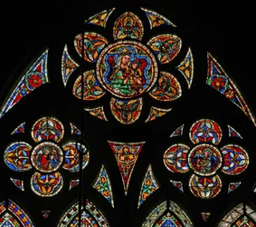 Ventana w207 que representa las luces de tracería con dos ángeles y la Virgen y el Niño