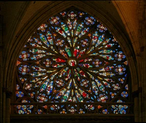 Ventana w216 que representa el Árbol de Jesé (rosetón - interno)